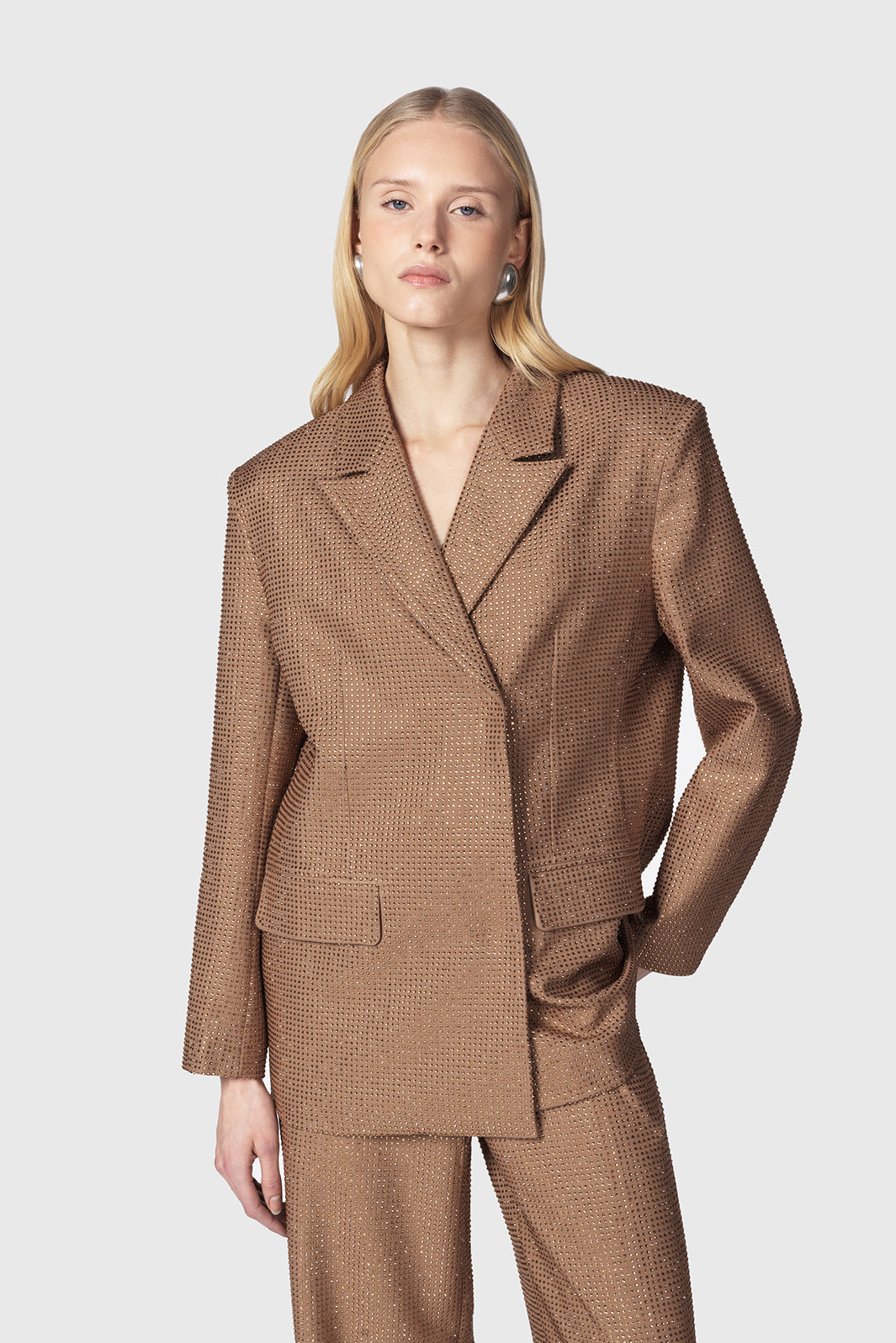 Imarya-giacca-over-doppiopetto-cammello-beige-e-pantalone-in-satin-con-strass-Twentyfourhaitch_4_6.jpg