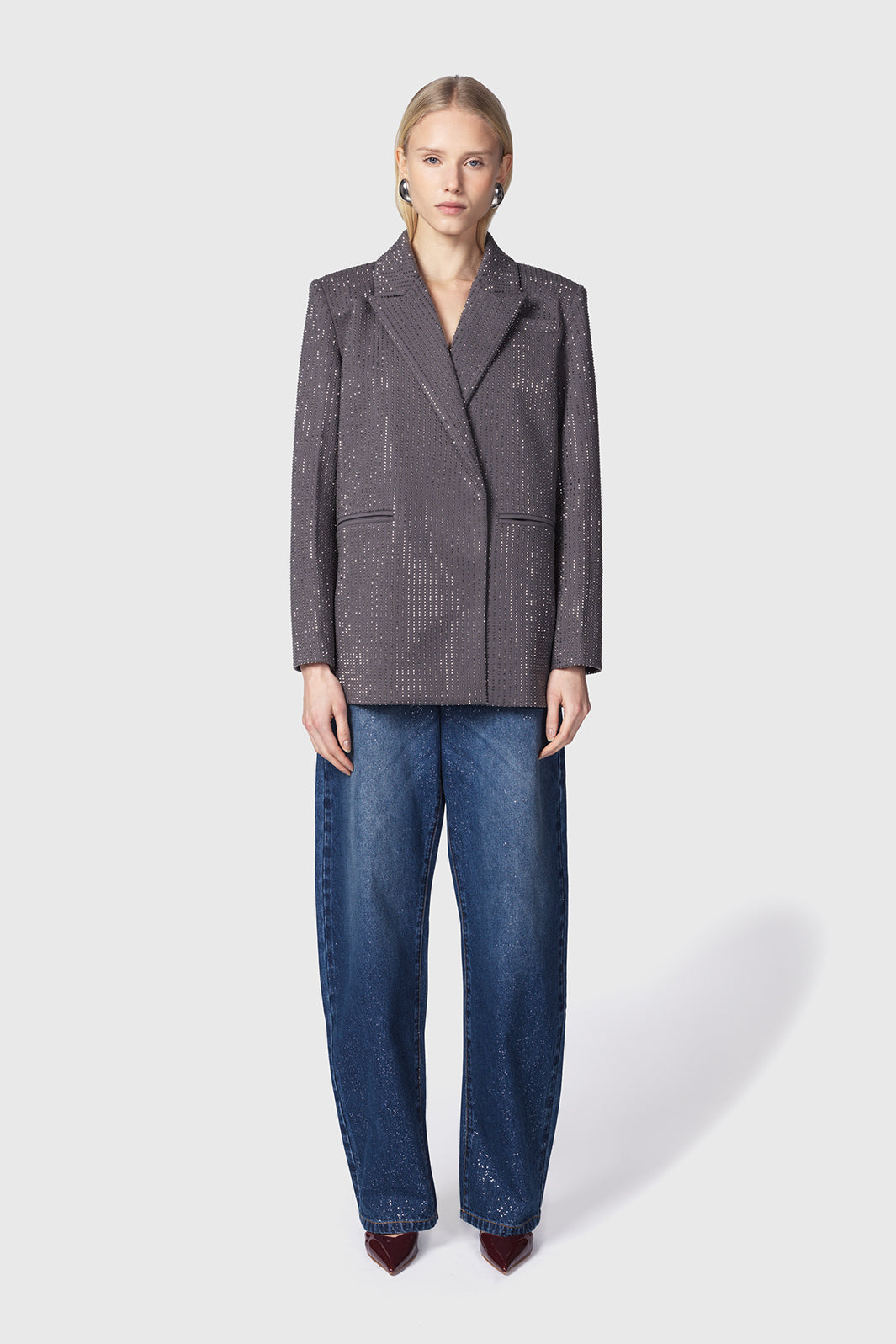 Uliane-giacca-doppiopetto-grigio-in-satin-con-strass-con-Taisia-Twentyfourhaitch_1_1.jpg