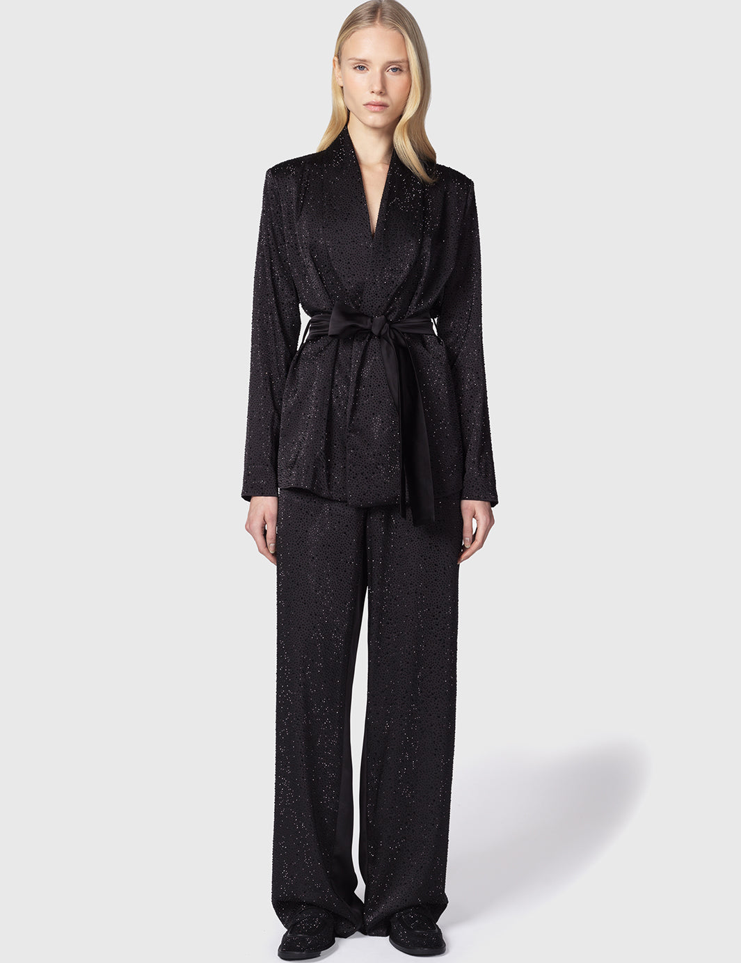 Vortea-giacca-nero-in-satin-con-strass-Twentyfourhaitch_1_2.jpg