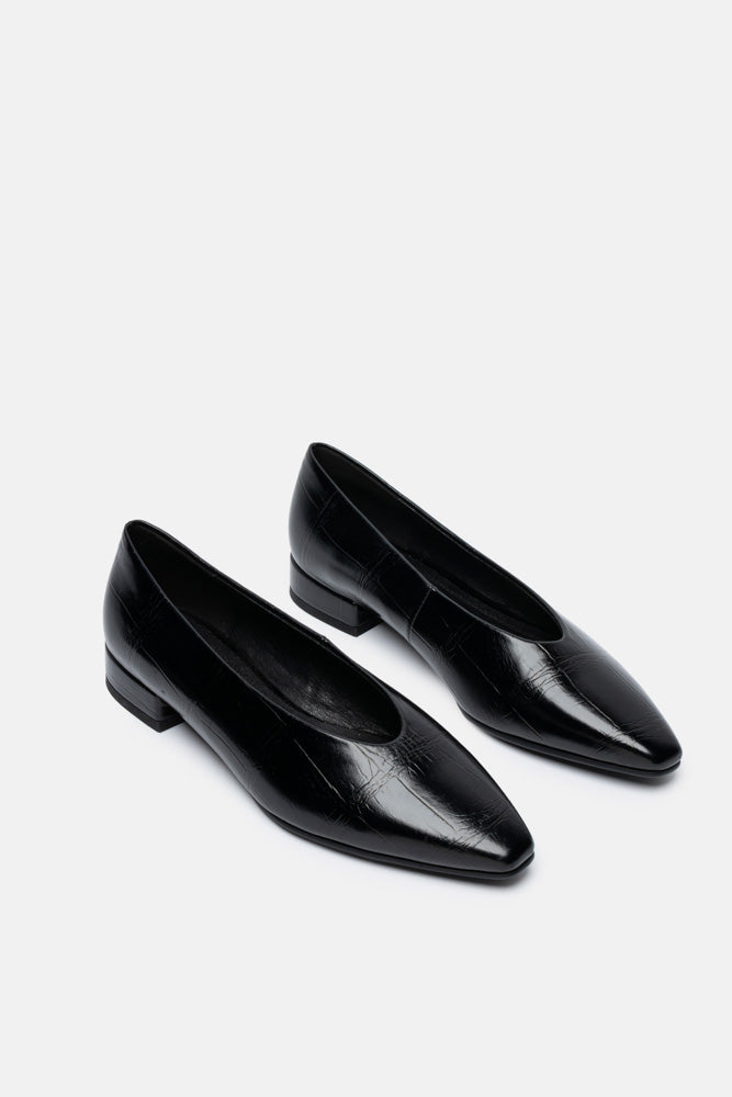 Eluva – black ballet flats | TWENTYFOURHAITCH – three-quarter view