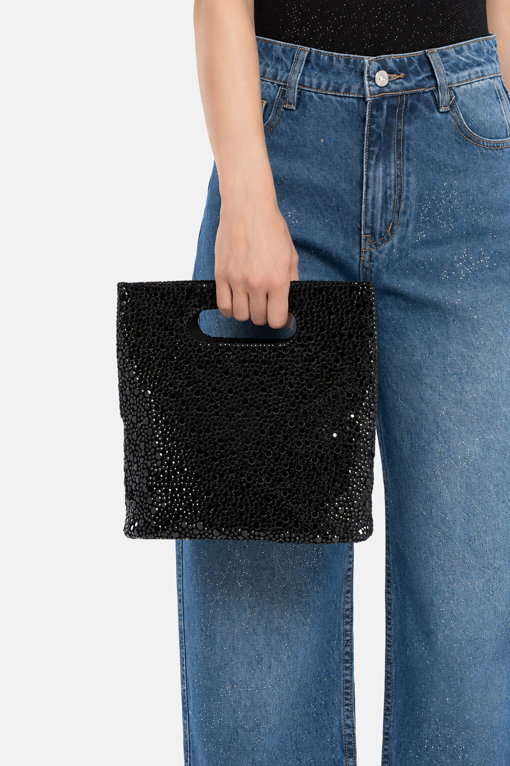 Borsa a secchiello briva nera, portata a mano dalla modella. TWENTYFOURHAITCH.