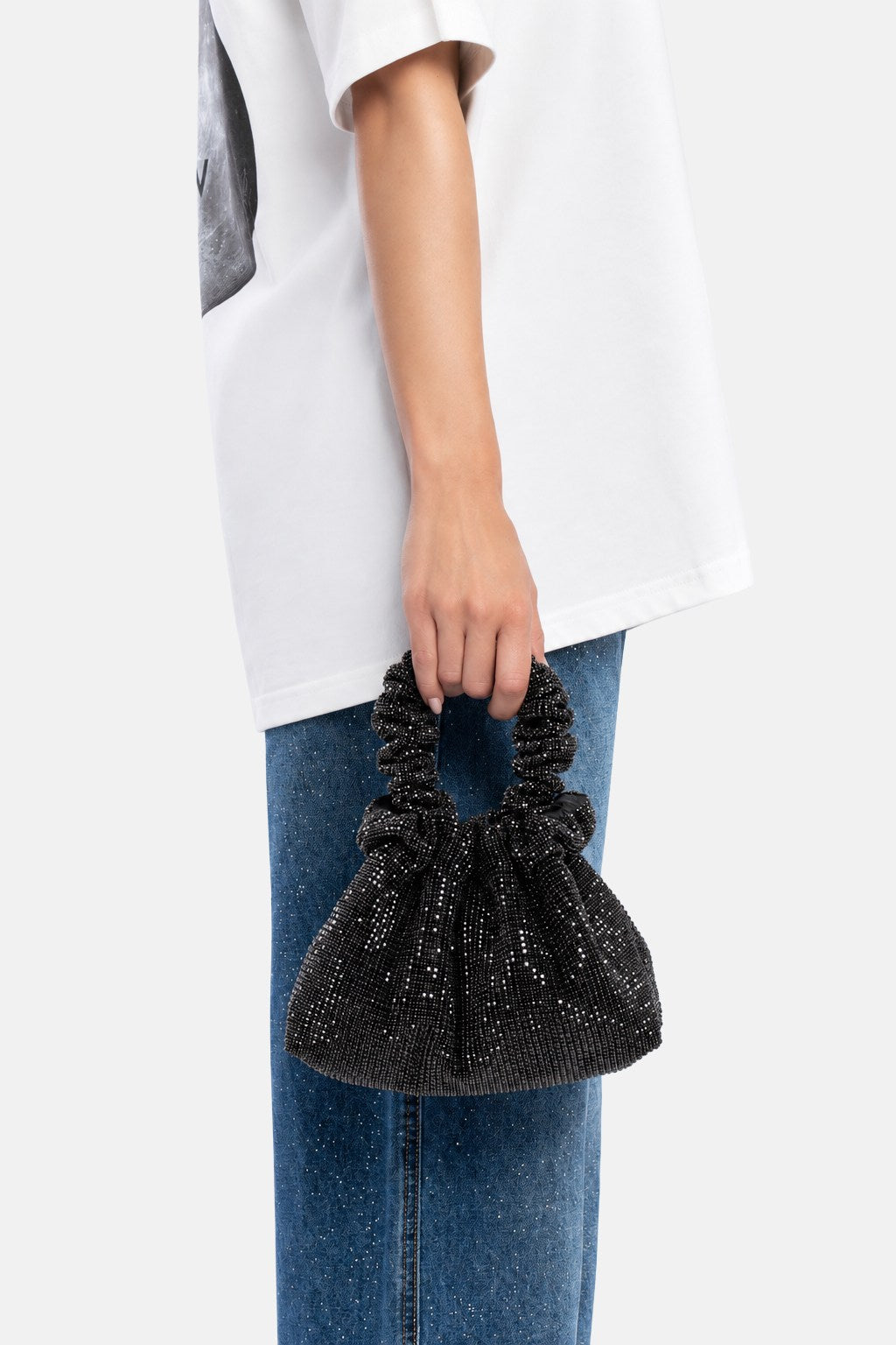 Angel Aura – borsa pouch nera | TWENTYFOURHAITCH – indossata dalla modella