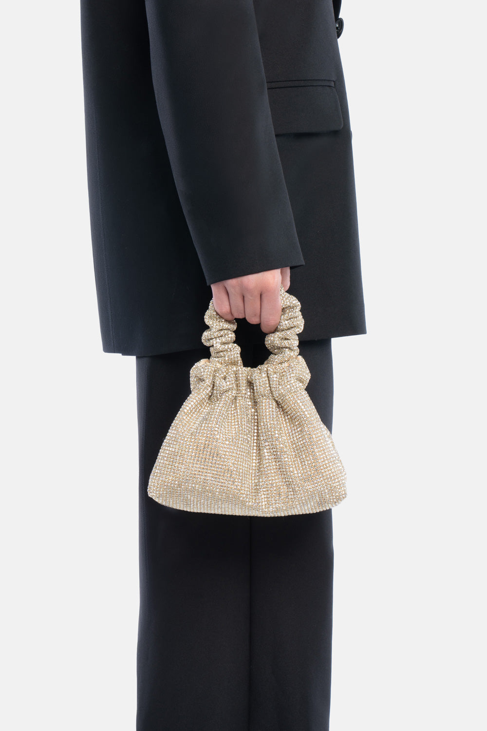 Borsa pouch angel aura oro, portata a mano dalla modella. TWENTYFOURHAITCH.