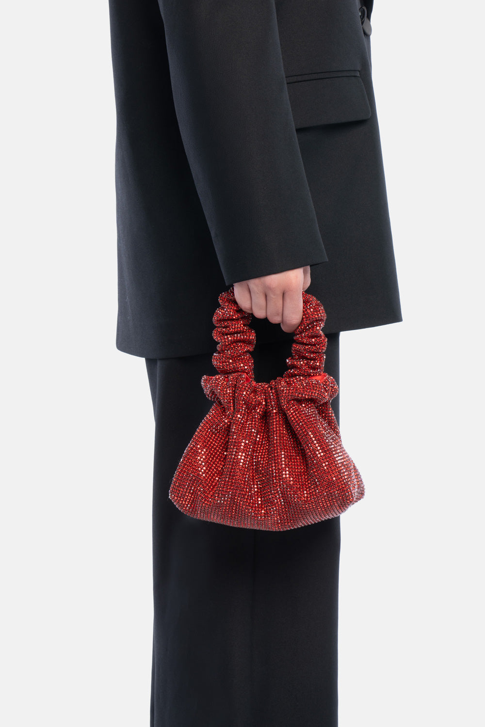 Borsa pouch angel aura rossa, portata a mano dalla modella. TWENTYFOURHAITCH.