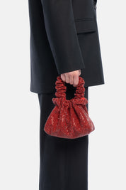 Borsa pouch angel aura rossa, portata a mano dalla modella. TWENTYFOURHAITCH.