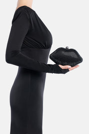 Clutch bocca ylenor nera, portata a mano dalla modella. TWENTYFOURHAITCH.
