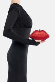Clutch bocca ylenor rossa, portata a mano dalla modella. TWENTYFOURHAITCH.