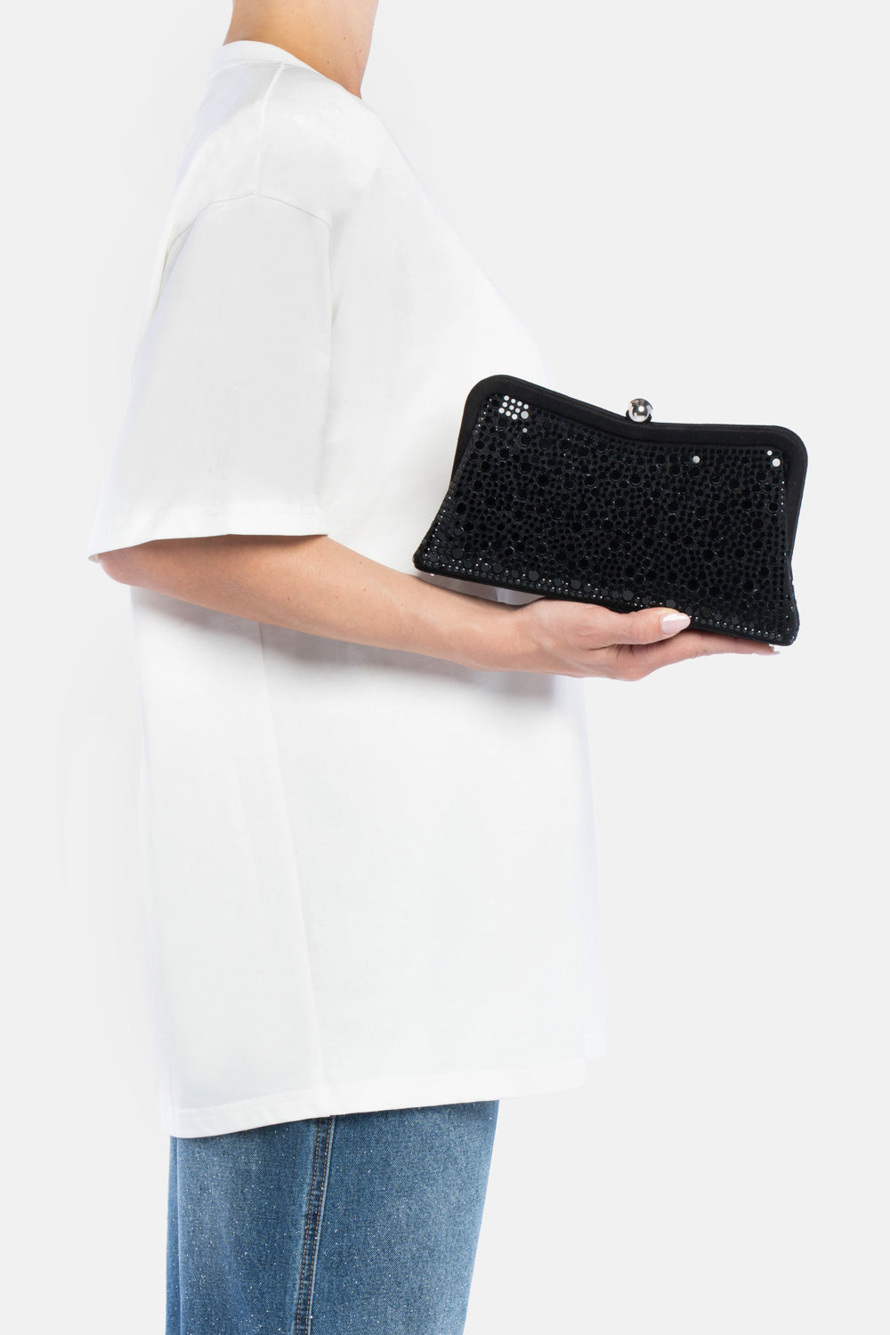 Clutch elinea nera, portata a mano dalla modella. TWENTYFOURHAITCH.