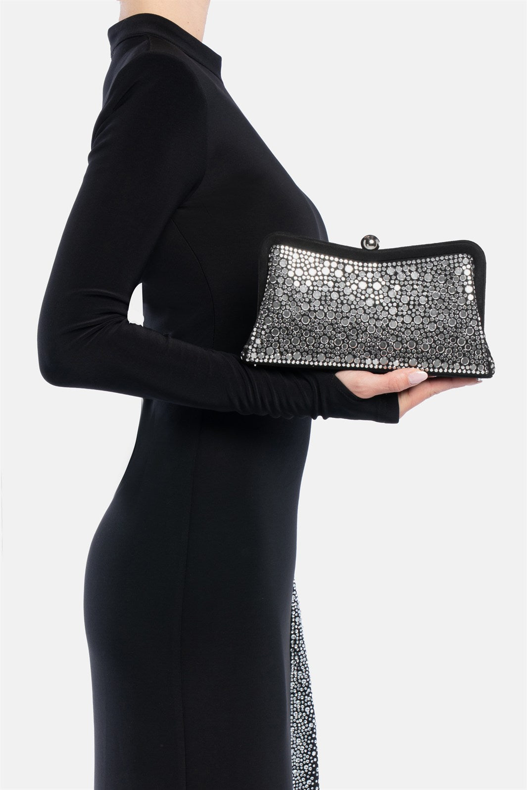Elinea – clutch nera e grigia | TWENTYFOURHAITCH – indossata dalla modella