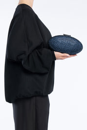 Clutch indare blu, portata a mano dalla modella. TWENTYFOURHAITCH.