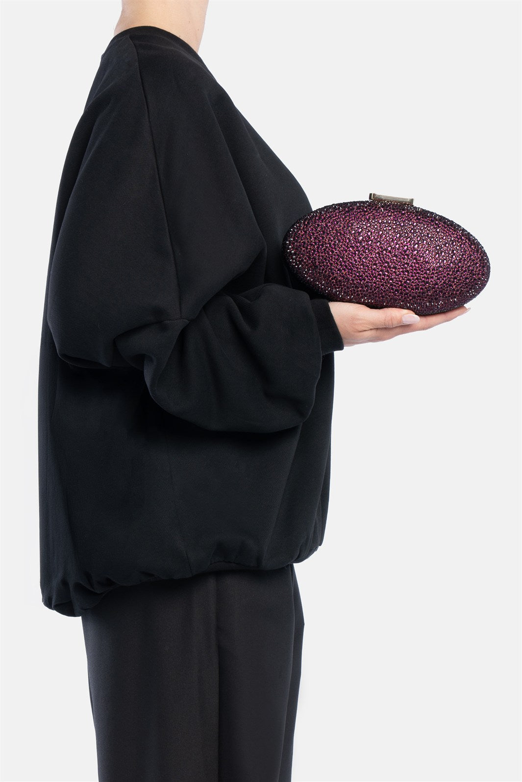 Indare – clutch bordeaux | TWENTYFOURHAITCH – indossata dalla modella