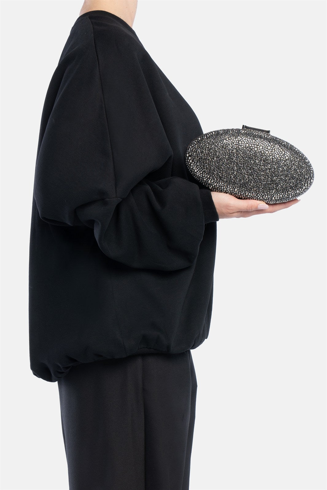 Indare – clutch nera ed ematite | TWENTYFOURHAITCH – indossata dalla modella
