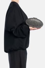 Indare – clutch nera ed ematite | TWENTYFOURHAITCH – indossata dalla modella