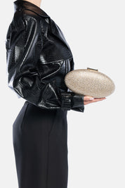Clutch indare oro, portata a mano dalla modella. TWENTYFOURHAITCH.