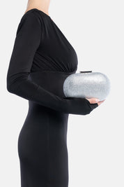 Clutch isidora argento, portata a mano dalla modella. TWENTYFOURHAITCH.