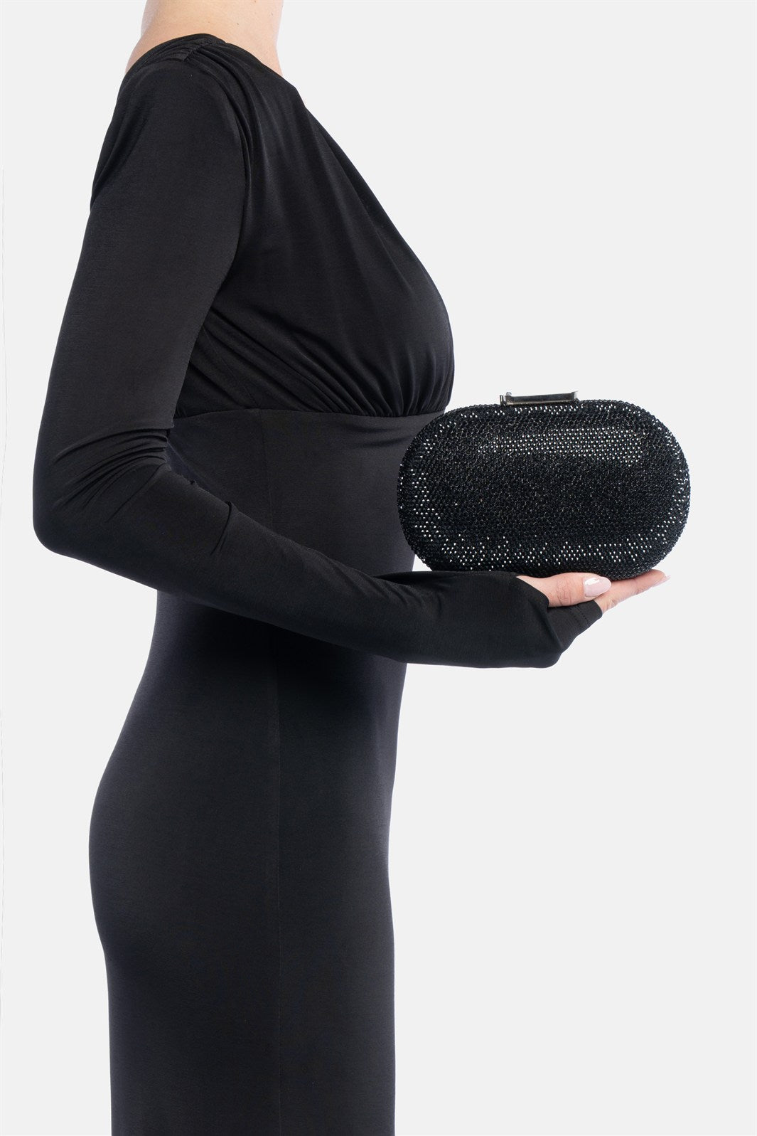 Isidora – clutch nera | TWENTYFOURHAITCH – indossata dalla modella