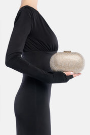 Clutch isidora oro, portata a mano dalla modella. TWENTYFOURHAITCH.