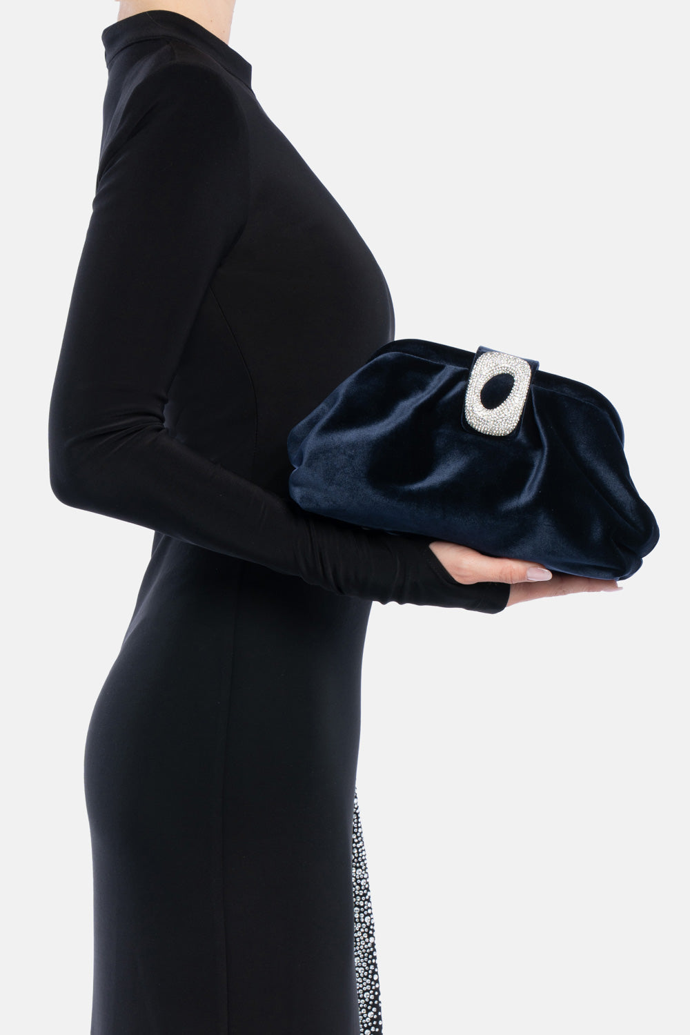 Clutch kyreth blu, portata a mano dalla modella. TWENTYFOURHAITCH.
