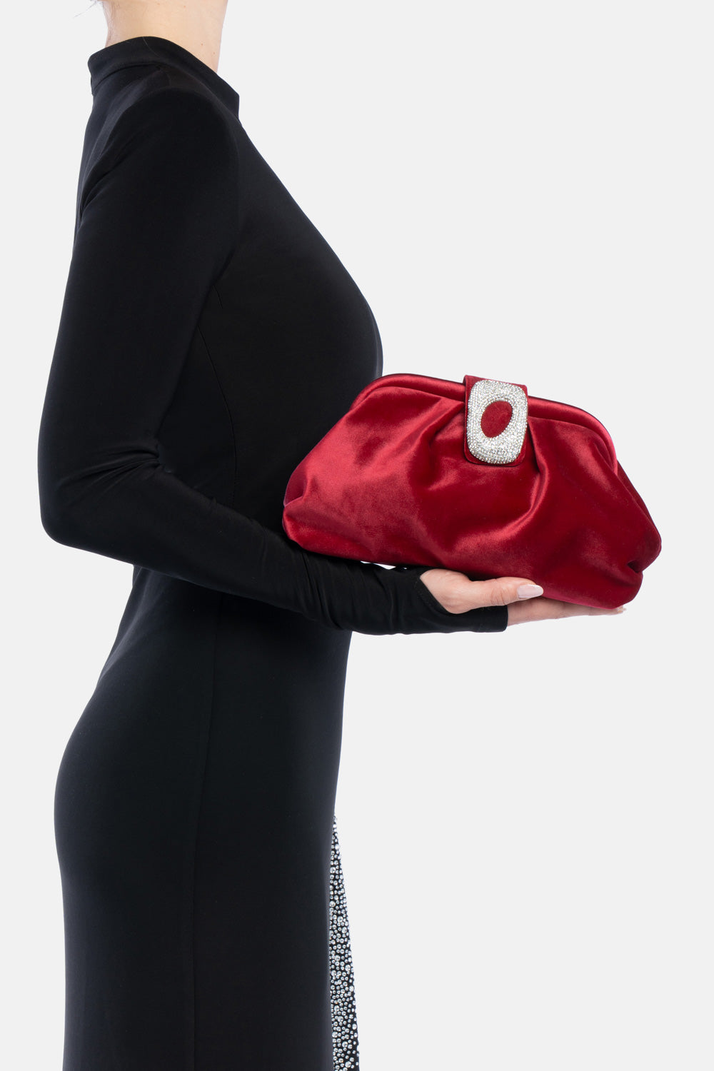 Clutch kyreth bordeaux, portata a mano dalla modella. TWENTYFOURHAITCH.
