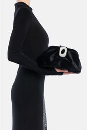 Kyreth – clutch nera | TWENTYFOURHAITCH – indossata dalla modella
