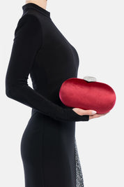 Clutch milure bordeaux, portata a mano dalla modella. TWENTYFOURHAITCH.