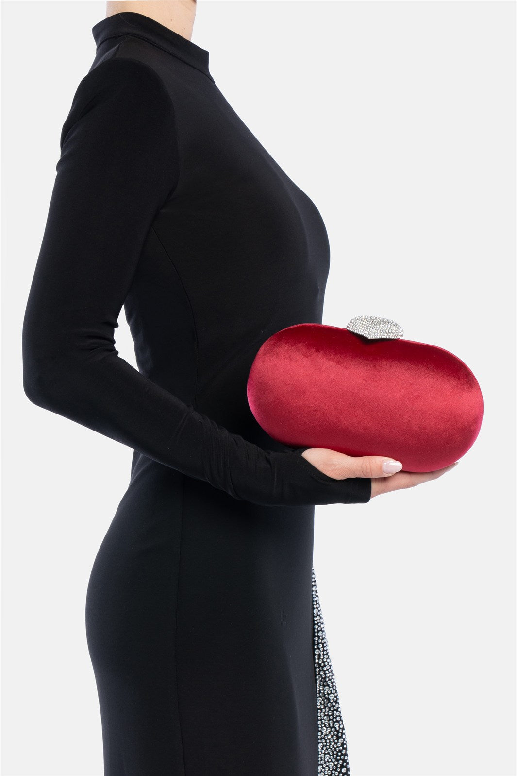 Milure – clutch bordeaux | TWENTYFOURHAITCH – indossata dalla modella