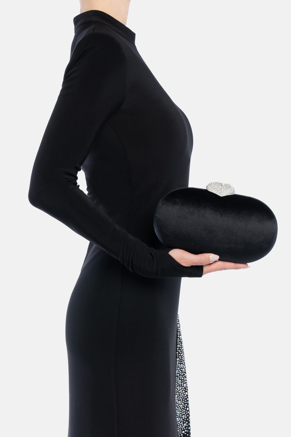 Clutch milure nera, portata a mano dalla modella. TWENTYFOURHAITCH.