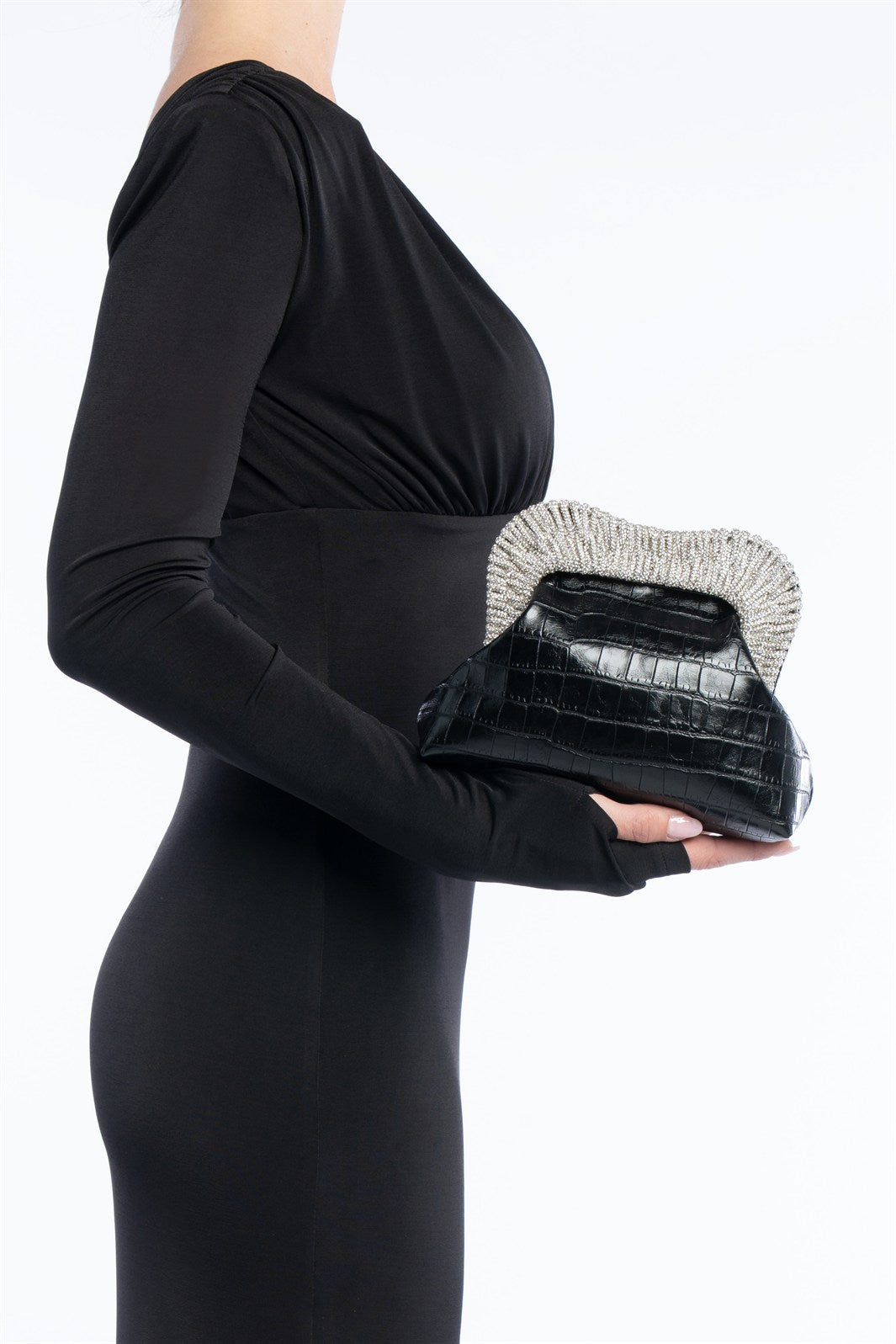 Tyrene – clutch nera | TWENTYFOURHAITCH – indossata dalla modella