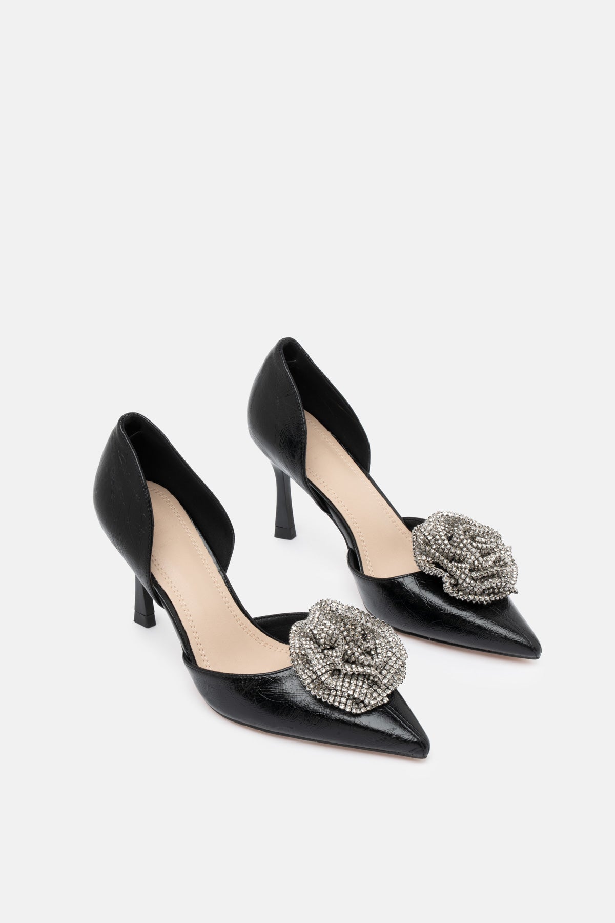 Amirae – black pumps | TWENTYFOURHAITCH – three-quarter view