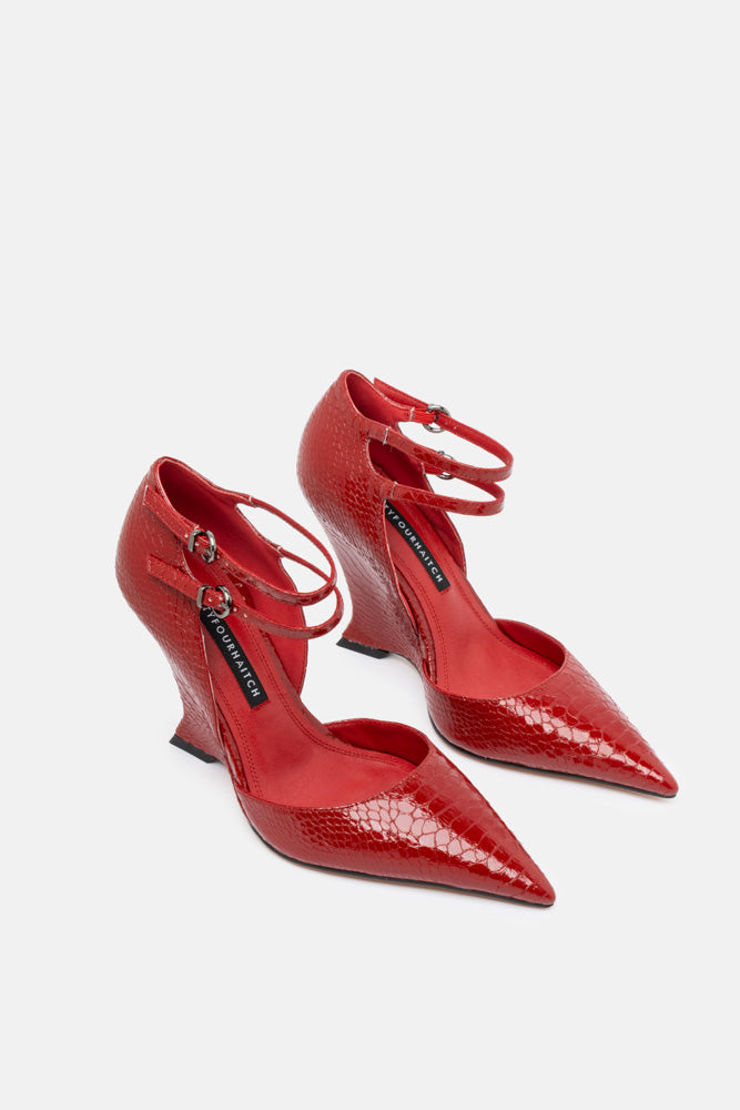 Iska – red pumps | TWENTYFOURHAITCH – three-quarter view