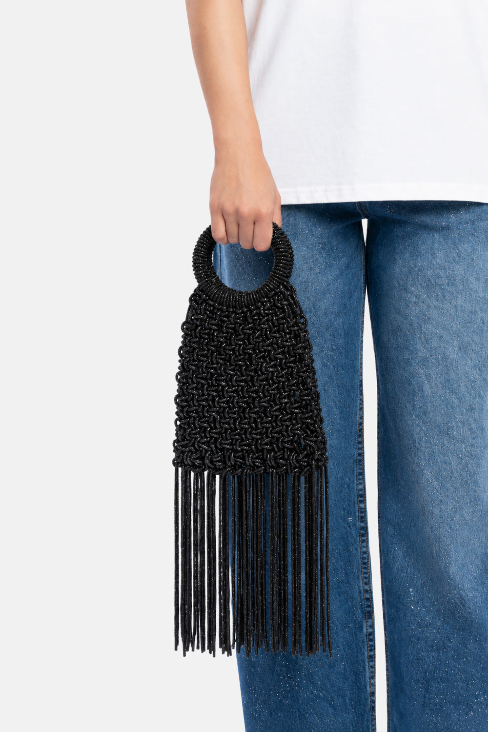 Hand bag maronti nera, portata a mano dalla modella. TWENTYFOURHAITCH.