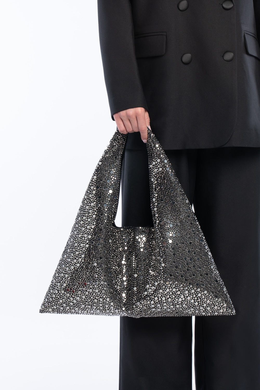 Maxi bag fenix, portata a mano dalla modella. TWENTYFOURHAITCH.