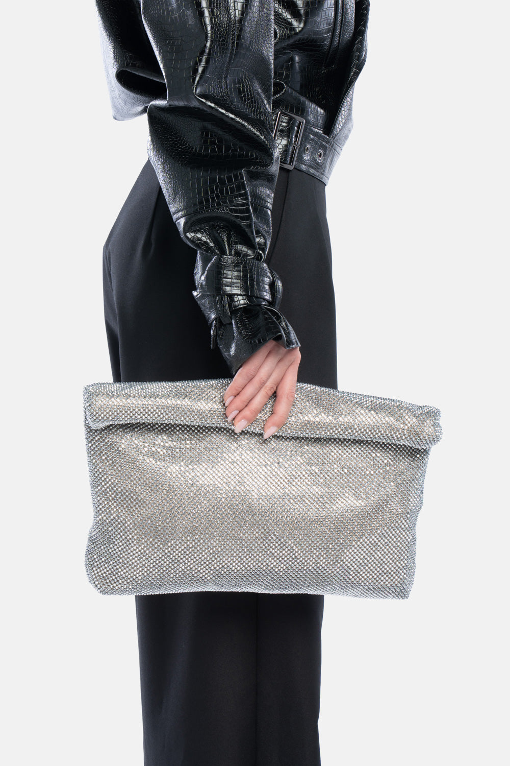Maxi pouch dunham argento, portata a mano dalla modella. TWENTYFOURHAITCH.