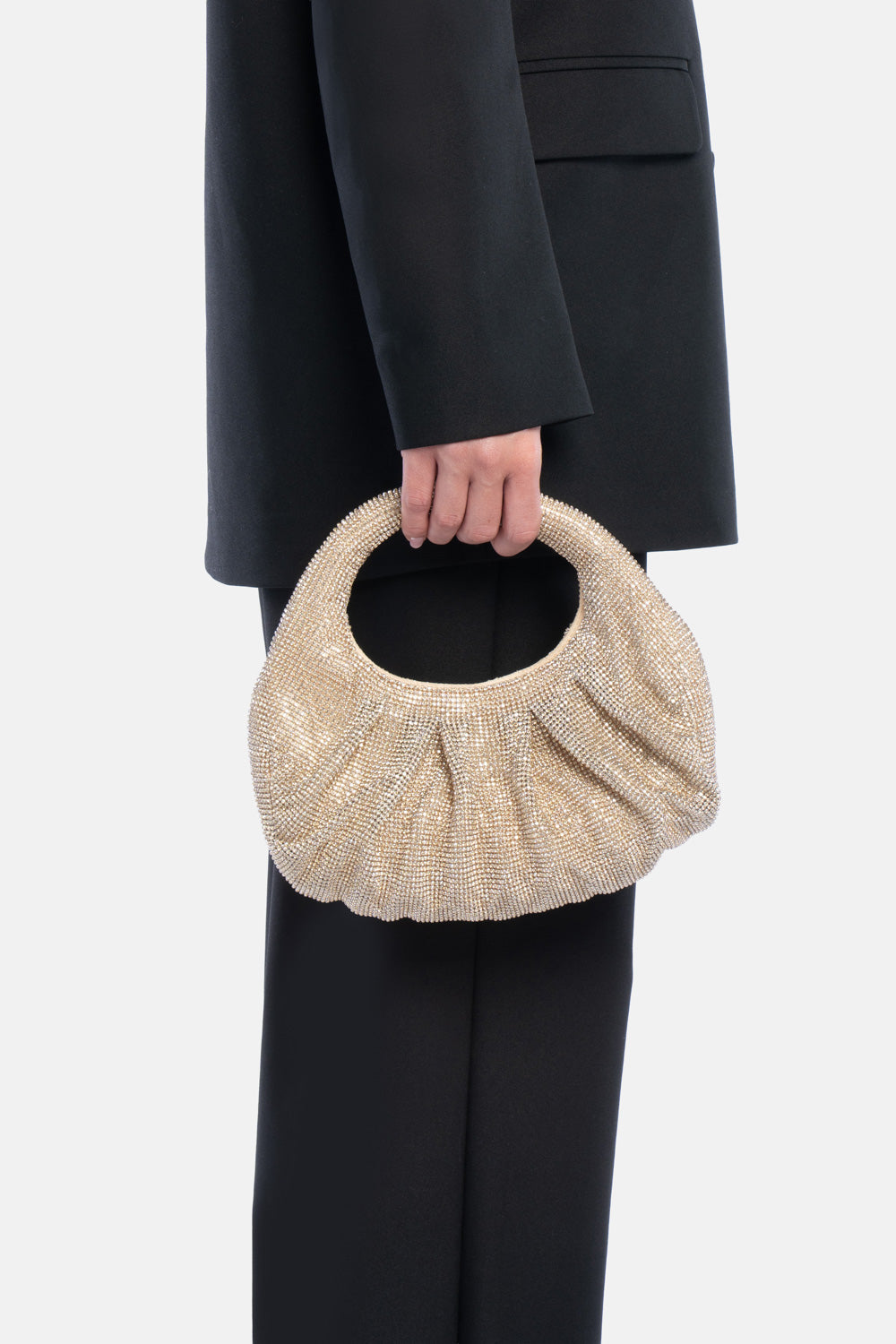 Mini handbag joan oro, portata a mano dalla modella. TWENTYFOURHAITCH.