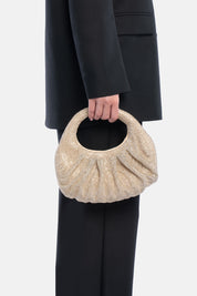 Mini handbag joan oro, portata a mano dalla modella. TWENTYFOURHAITCH.