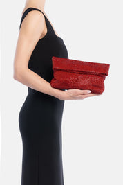 Mini pochette varadero rossa, portata a mano dalla modella. TWENTYFOURHAITCH.