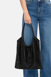 Nela maxi bag nera, portata a mano dalla modella. TWENTYFOURHAITCH.