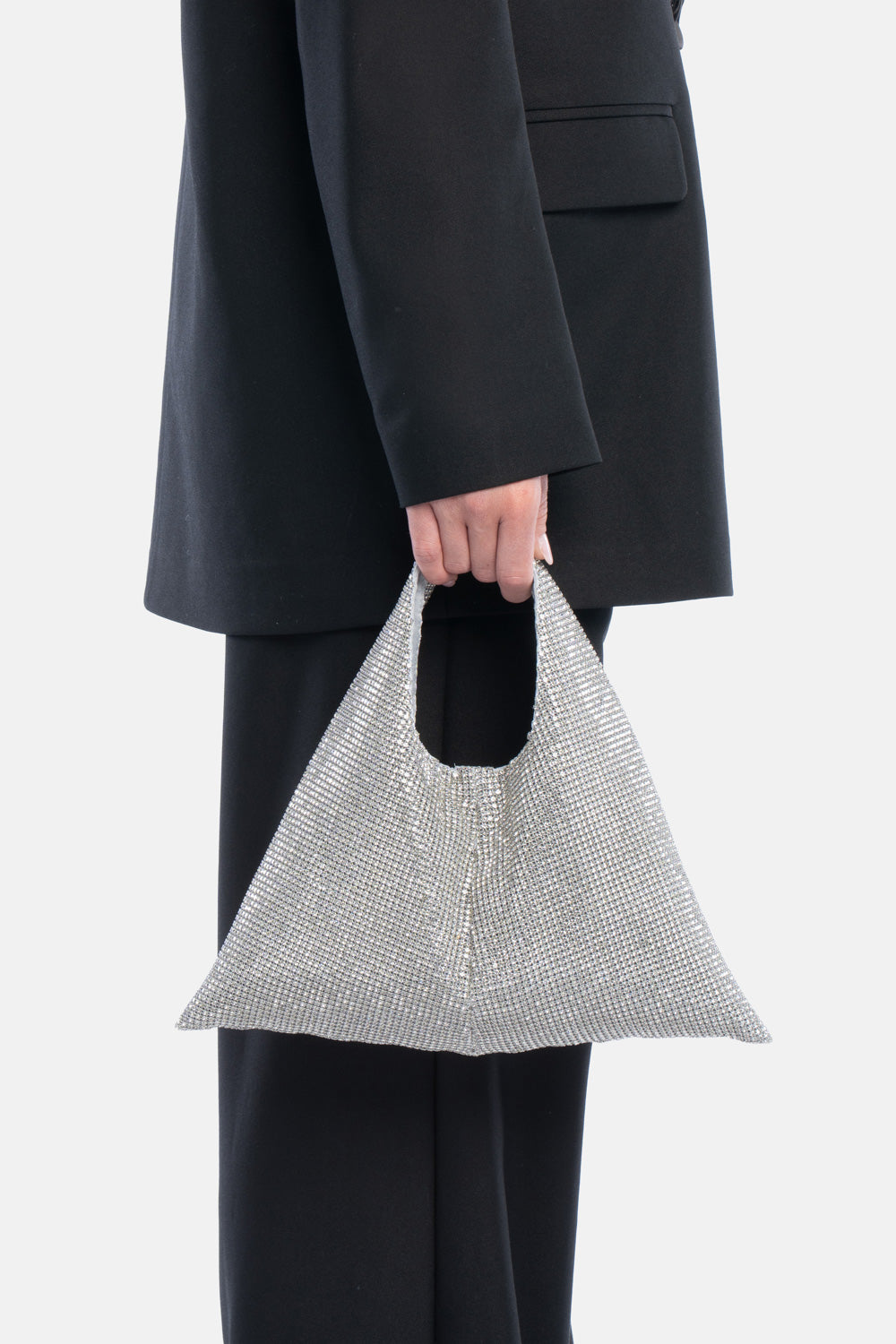 Parks handbag argento, portata a mano dalla modella. TWENTYFOURHAITCH.