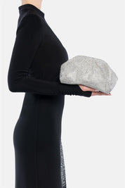 Petra – pouch bag argento | TWENTYFOURHAITCH – indossata dalla modella