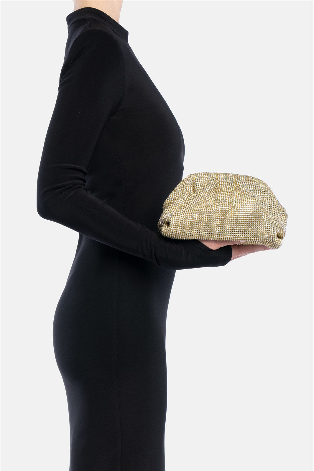 Petra – pouch bag oro | TWENTYFOURHAITCH – indossata dalla modella