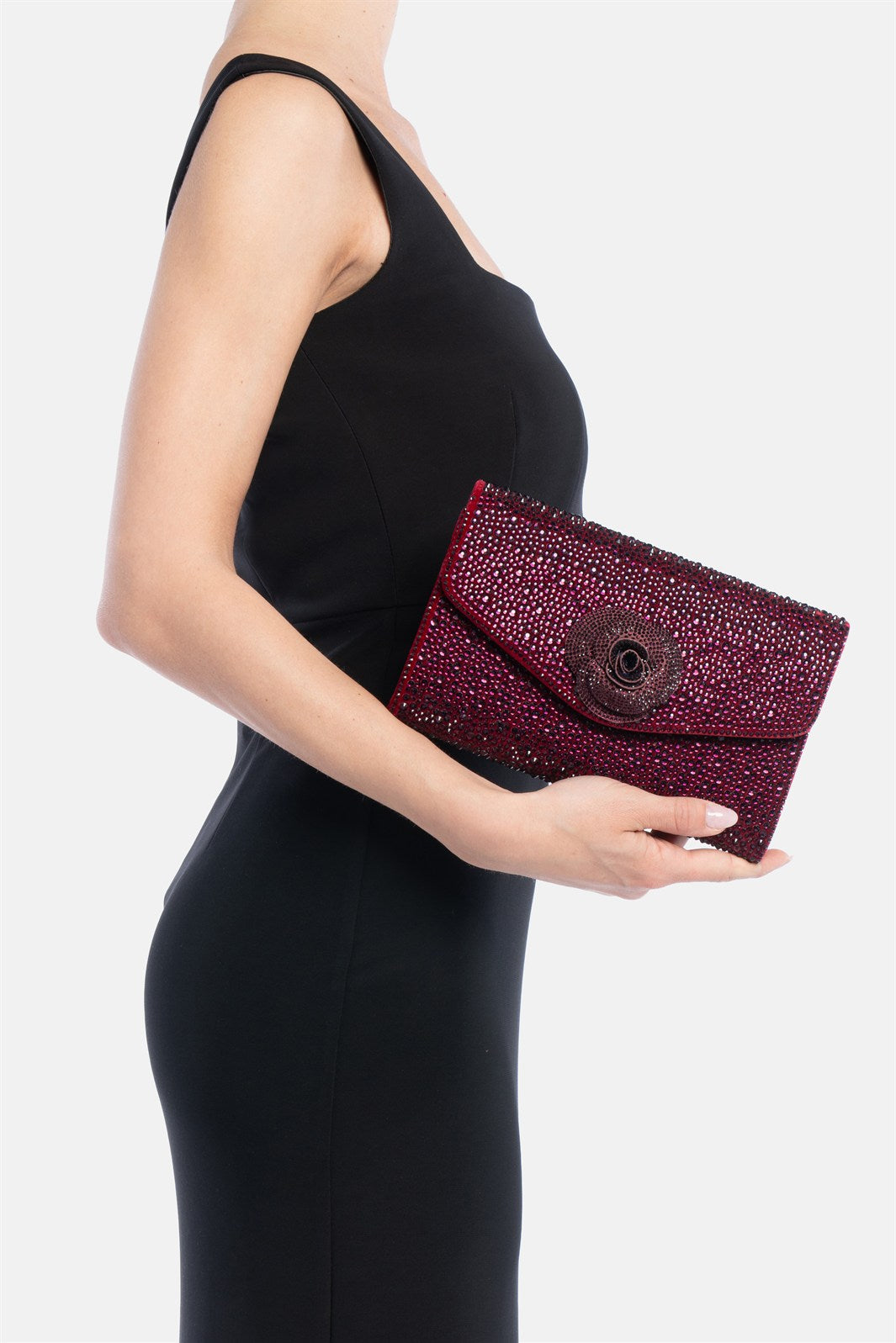 Asilea – pochette bordeaux | TWENTYFOURHAITCH – indossata dalla modella