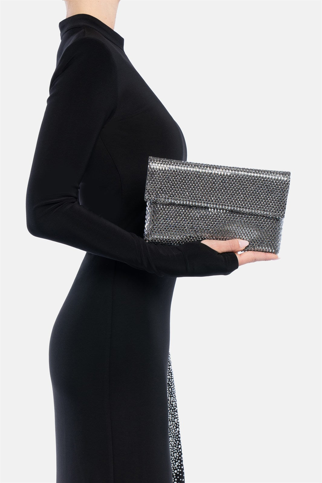 Heliens Jowels – pochette nera | TWENTYFOURHAITCH – indossata dalla modella
