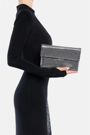 Heliens Jowels – pochette nera | TWENTYFOURHAITCH – indossata dalla modella