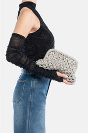 Kaira – pochette argento | TWENTYFOURHAITCH – indossata dalla modella