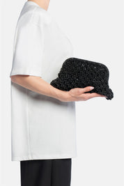 Kaira – pochette nera | TWENTYFOURHAITCH – indossata dalla modella