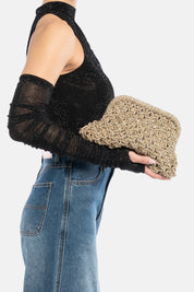 Pochette kaira oro, portata a mano dalla modella. TWENTYFOURHAITCH.