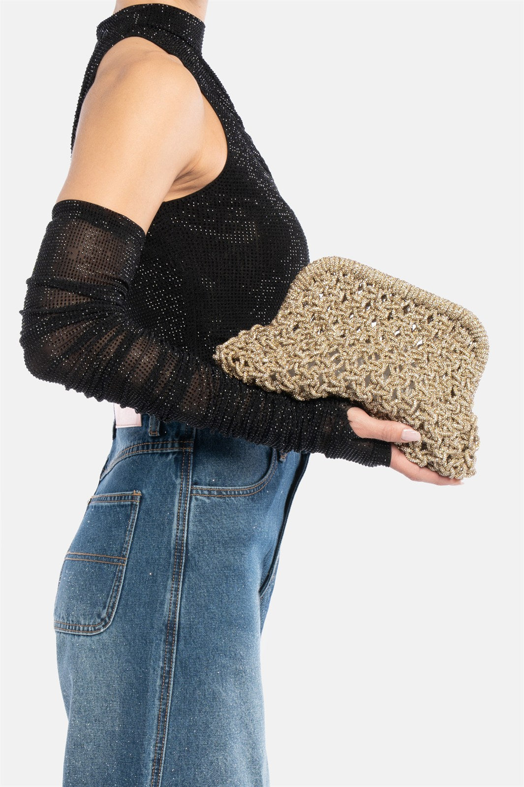 Kaira – pochette oro | TWENTYFOURHAITCH – indossata dalla modella