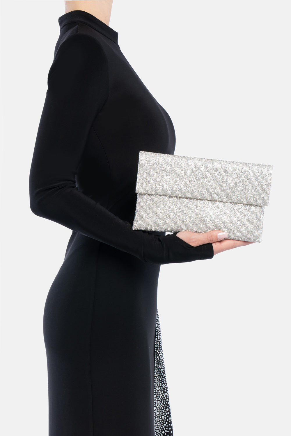 Pochette kasira argento, portata a mano dalla modella. TWENTYFOURHAITCH.