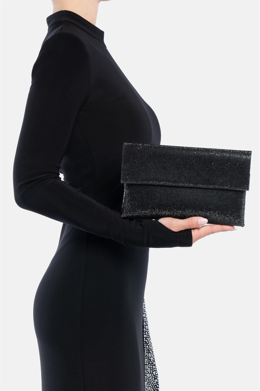 Kasira – pochette nera | TWENTYFOURHAITCH – indossata dalla modella