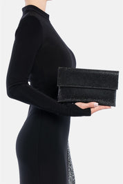 Kasira – pochette nera | TWENTYFOURHAITCH – indossata dalla modella